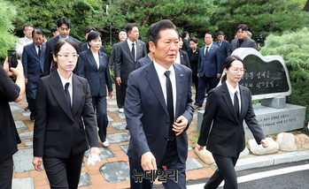 [포토] 김대중 전 대통령 묘역 찾은 정청래 대표 