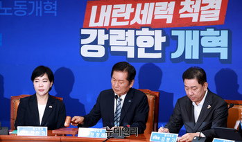 [포토] 의사봉 두드리는 정청래 민주당 신임 당대표