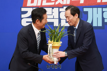 [포토] 李 대통령 축하난 받는 정청래 민주당 대표