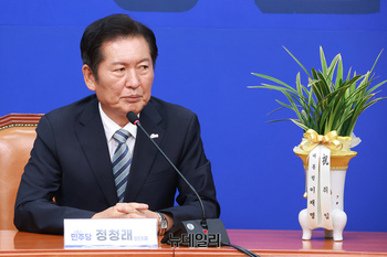 [포토] 이재명 대통령 축하 난 앞에서 인사말하는 정청래 대표