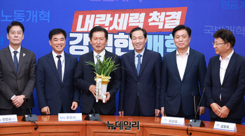 [포토] 기념촬영 하는 정청래 대표와 우상호 대통령실 정무수석