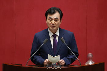 [포토] 본회의 출석한 안규백 국방부 장관