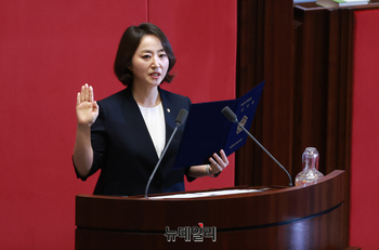 [포토] 선서하는 이주희 더불어민주당 의원