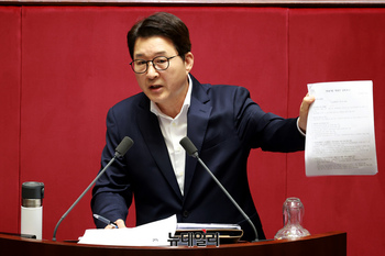 [포토] 방송3법 반대 필리버스터 하는 신동욱 국민의힘 의원