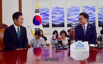 [포토] 대화 나누는 우원식 의장과 정청래 대표