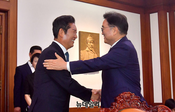 [포토] 정청래 대표 맞이 하는 우원식 국회의장