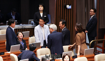 [포토] 본회의서 대화나누는 정청래·윤종오·용혜인 