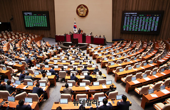 [포토] 與 단독 '방송법 개정안' 본회의 통과