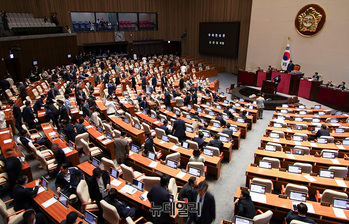 [포토] 본회의장 떠나는 민주당 의원들 