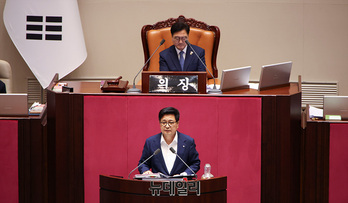 [포토] 무제한토론 시작하는 김장겸 의원 