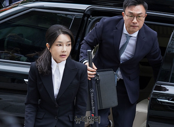 [포토] 차에서 내리는 김건희 여사 