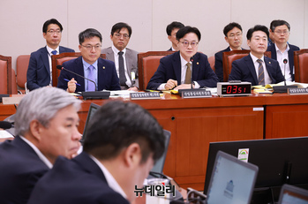 [포토] 답변하는 김정관 산업통상자원부 장관