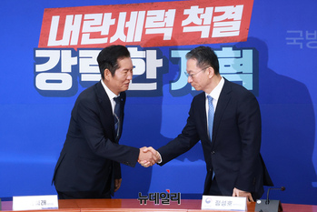 [포토] 악수 나누는 정청래·정성호