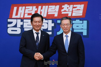 [포토] 기념촬영 하는 정청래 대표와 정성호 법무부 장관