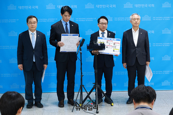 [포토] 기자들의 질문에 답하는 박선원 민주당 의원