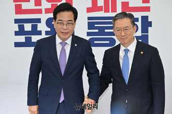 [포토] 기념촬영 하는 송언석·정성호