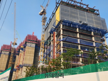 과징금 폭탄에 택지 수급마저 위태 … '건설 허리' 무너진다