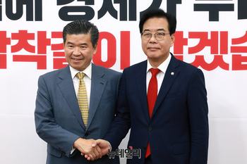 [포토] 기념촬영 하는 송언석·제임스 김