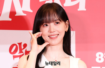 [포토] 강한나 '상큼 볼하트'