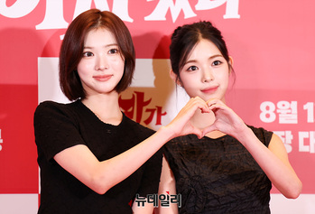 [영상] 하츠투하츠 지우-유하 '선배님 보러 왔어요'