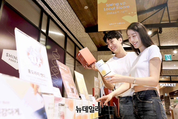 [포토] 신세계백화점 "넥스트로컬 팝업서 특색상품 만나보세요"  
