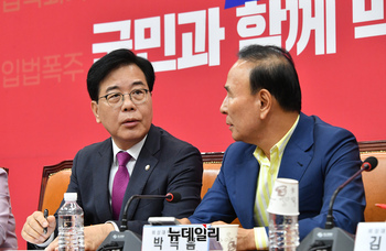 [포토] 대화 나누는 송언석·박덕흠