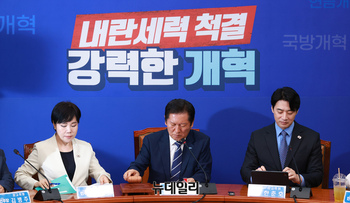 [포토] 의사봉 두드리는 정청래 더불어민주당 대표