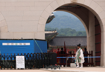 [포토] '낙서테러' 70대, 광화문서 현장 검거...훼손 부위 가림막 설치