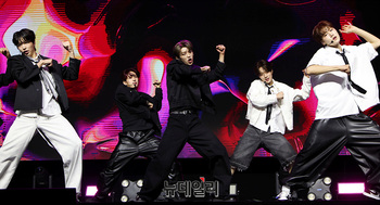 [영상] 데뷔무대 선보이는 '유네버멧'