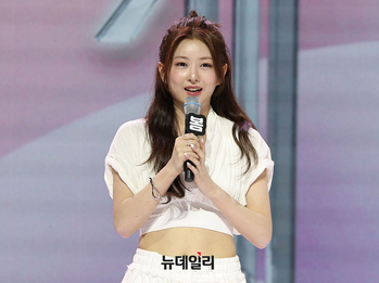 [포토] 인사말하는 신인걸그룹 앳하트 봄