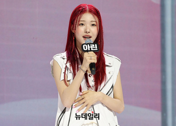 [포토] 인사말하는 앳하트 아린