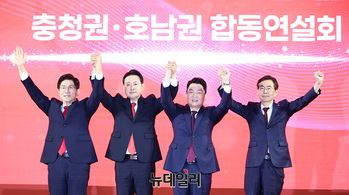 [포토] 손 맞잡은 김문수-장동혁-인철수-조경태 당대표 후보