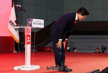 [포토] 인사하는 김문수 당대표 후보 