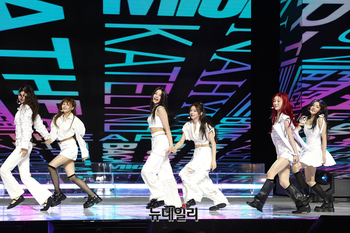 [영상] 베일벗은 신인걸그룹 앳하트...'Push Back' 무대