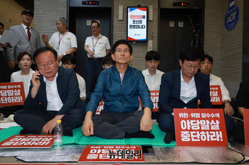 '당사 농성' 김문수 "특검 압색, 반민주적 만행" … 김재원·손범규·손수조 동참