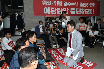 [포토] 무릎꿇고 대화 나누는 전한길 