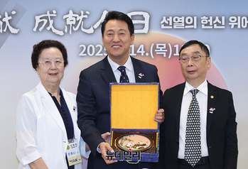 [포토] 해외 독립운동가 후손에 기념품 받는 오세훈 서울시장 