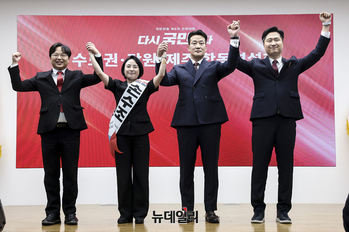 [포토] 손 맡잡은 국민의힘 청년 최고위원 후보들