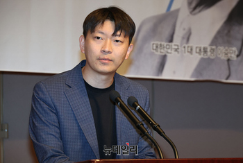 [포토] 청년상 수상소감 전하는 이명준 전국학생수호연합 대표