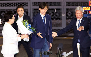 [포토] '광복절 특별사면' 출소한 조국 