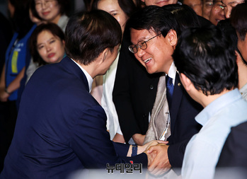 [포토] 악수 나누는 조국-황운하 