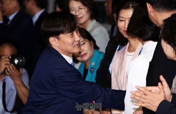 [포토] 서울남부교도소 출소하며 인사나누는 조국 