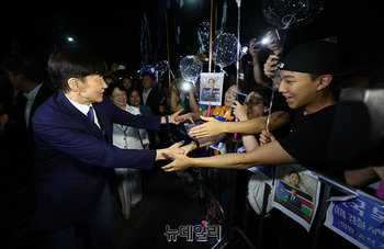 [포토] 지지자와 인사나누는 조국 