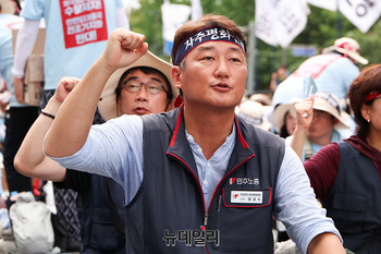 [포토] 구호 외치는 양경수 민노총 위원장 