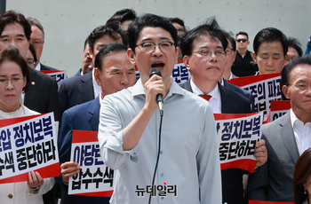 [포토] 특검 앞에서 규탄사 하는 주진우 국민의힘 의원