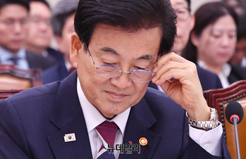 [포토] 안경 고쳐쓰는 정동영 통일부 장관