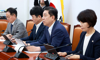 [포토] 원내대책회의서 모두발언 하는 김병기