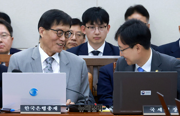 [포토] 대화 나는 이창용 한국은행 총재와 임광현 국세청장