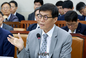 [포토] 원화 스테이블코인 관련 현안보고 하는 이창용 한은총재