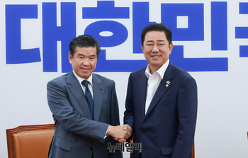 [포토] 국회서 만난 김병기 민주당 원내대표와 제임스 김 암참 회장